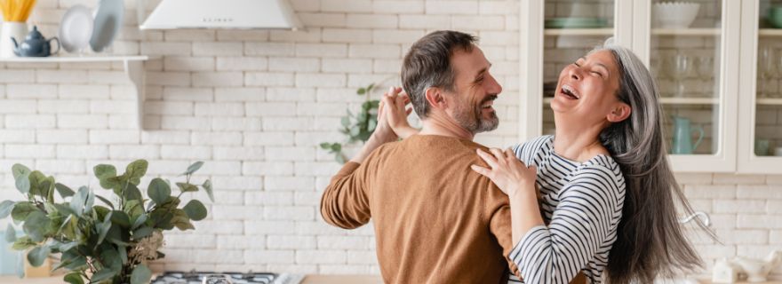 Pareja baila contenta con su seguro de vida familiar