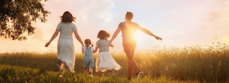 Familia protegida con seguro de vida familiar