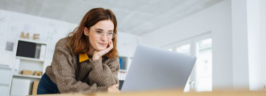 Mujer busca online seguro de vida para mujer