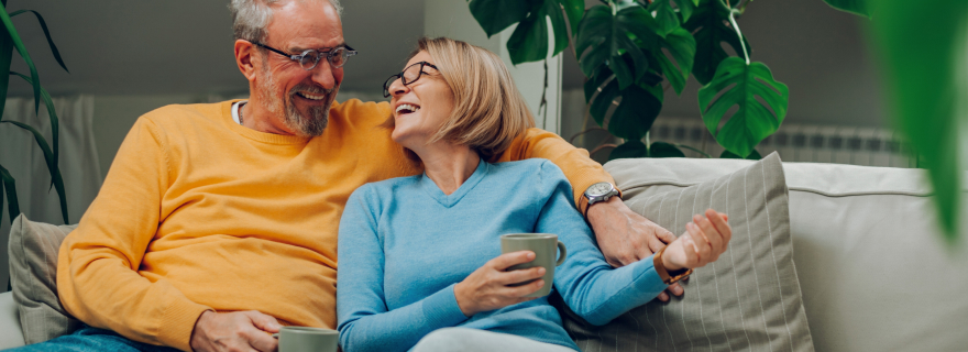 Una pareja adulta feliz