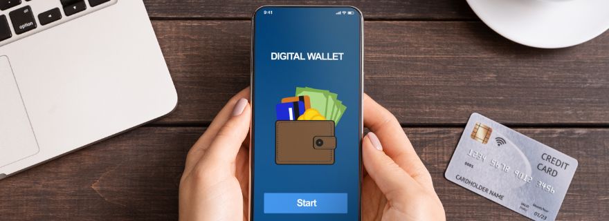 Mujer sujeta tarjetas de crédito virtuales