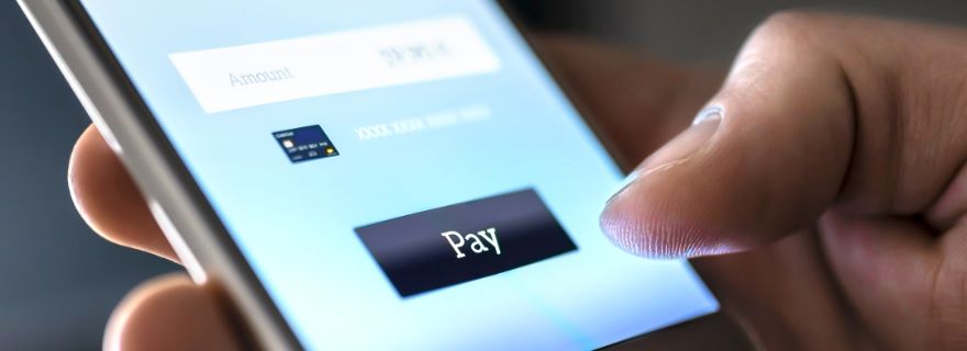 Hombre paga con tarjeta de crédito virtual