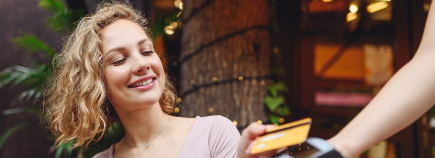 Mujer usa su tarjeta de crédito gratis