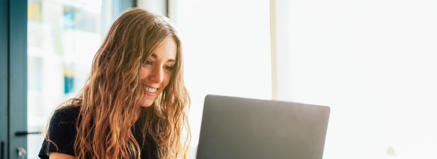 Chica solicita online tarjeta de crédito con ASNEF