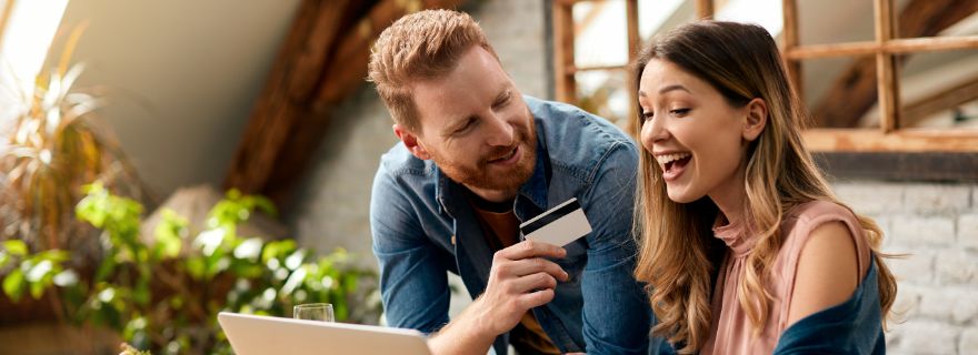 Pareja compra online con tarjetas Mastercard