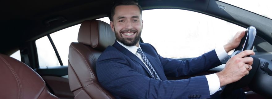 Hombre feliz con su tipo de seguros de coche