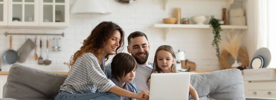 Familia compara online tipos de seguro de vida