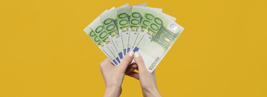 Mujer sujeta dinero de welp prestamos